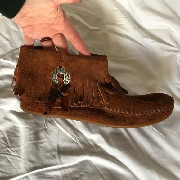 Minnetonka Concho Feather Moccasin Boot 522 - Picture 2 of 11